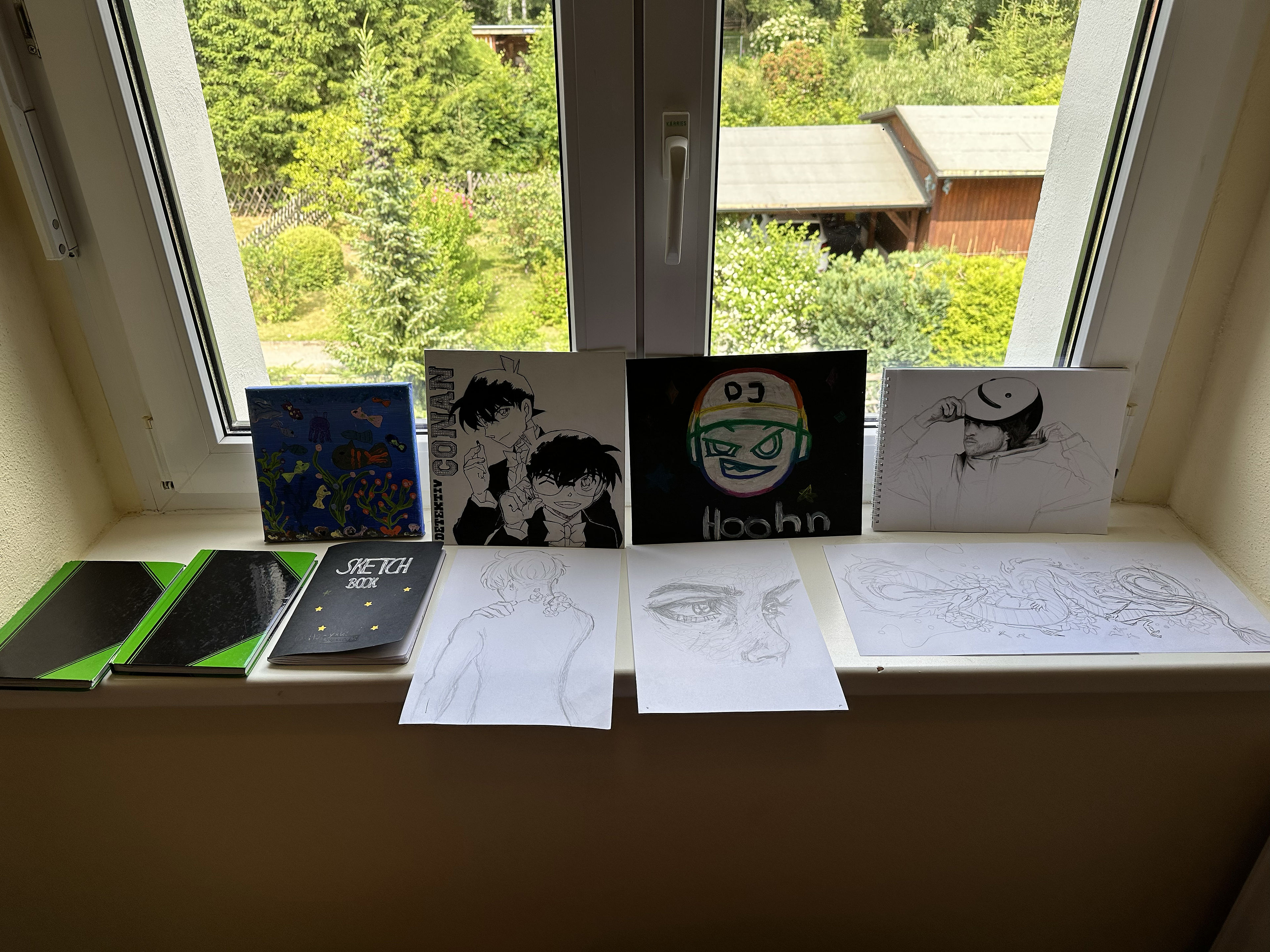 Blick aus Fenster mit Zeichnungen auf Fensterbank