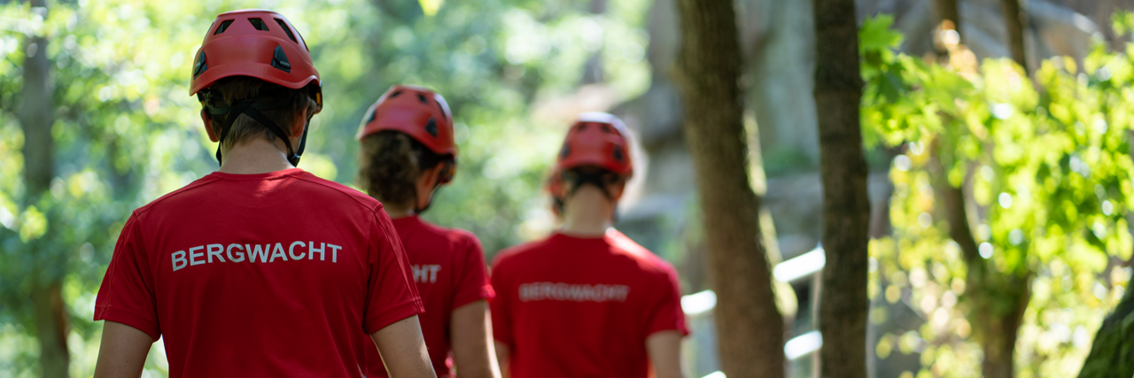 Bergwacht Thale drei Kameraden in Ausrüstung von hinten 