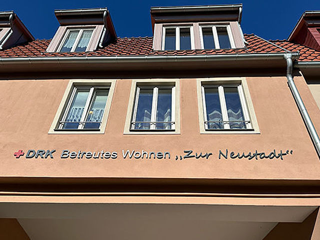 Teaser_BetreutesWohnen_Zur_Neustadt_Außenbeschriftung_IMG_2860 Ansicht der Außenbeschriftung DRK-Betreutes Wohnen "Zur Neustadt"