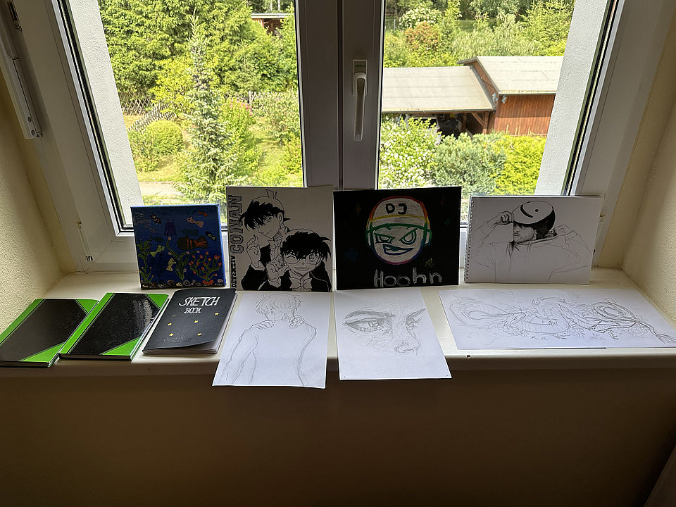 Blick aus Fenster mit Zeichnungen auf Fensterbank