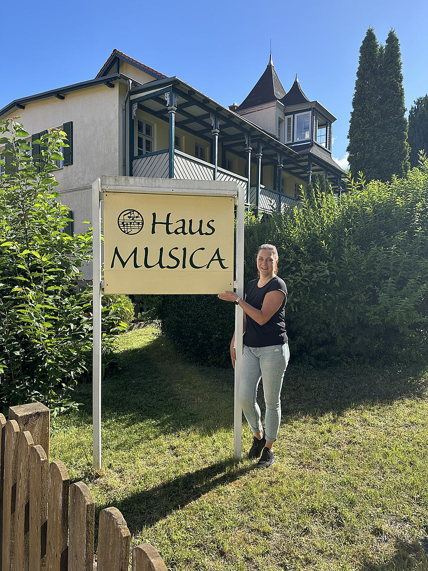 Ansprechpartnerin Nadine Bamberg vor Haus Musica