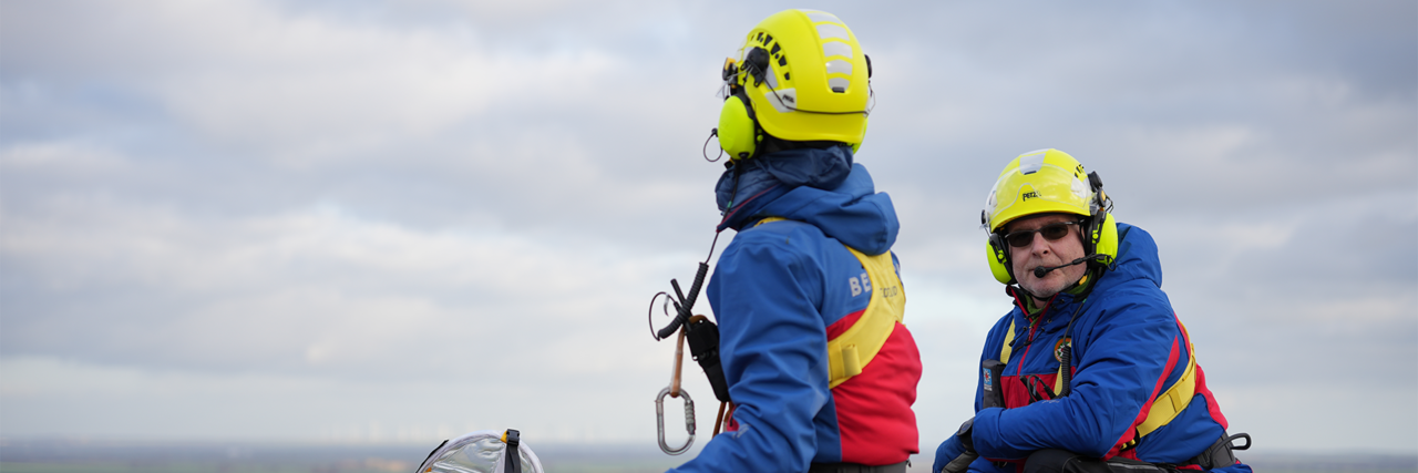 Bergwacht Luftrettung - zwei Kameraden auf Fels